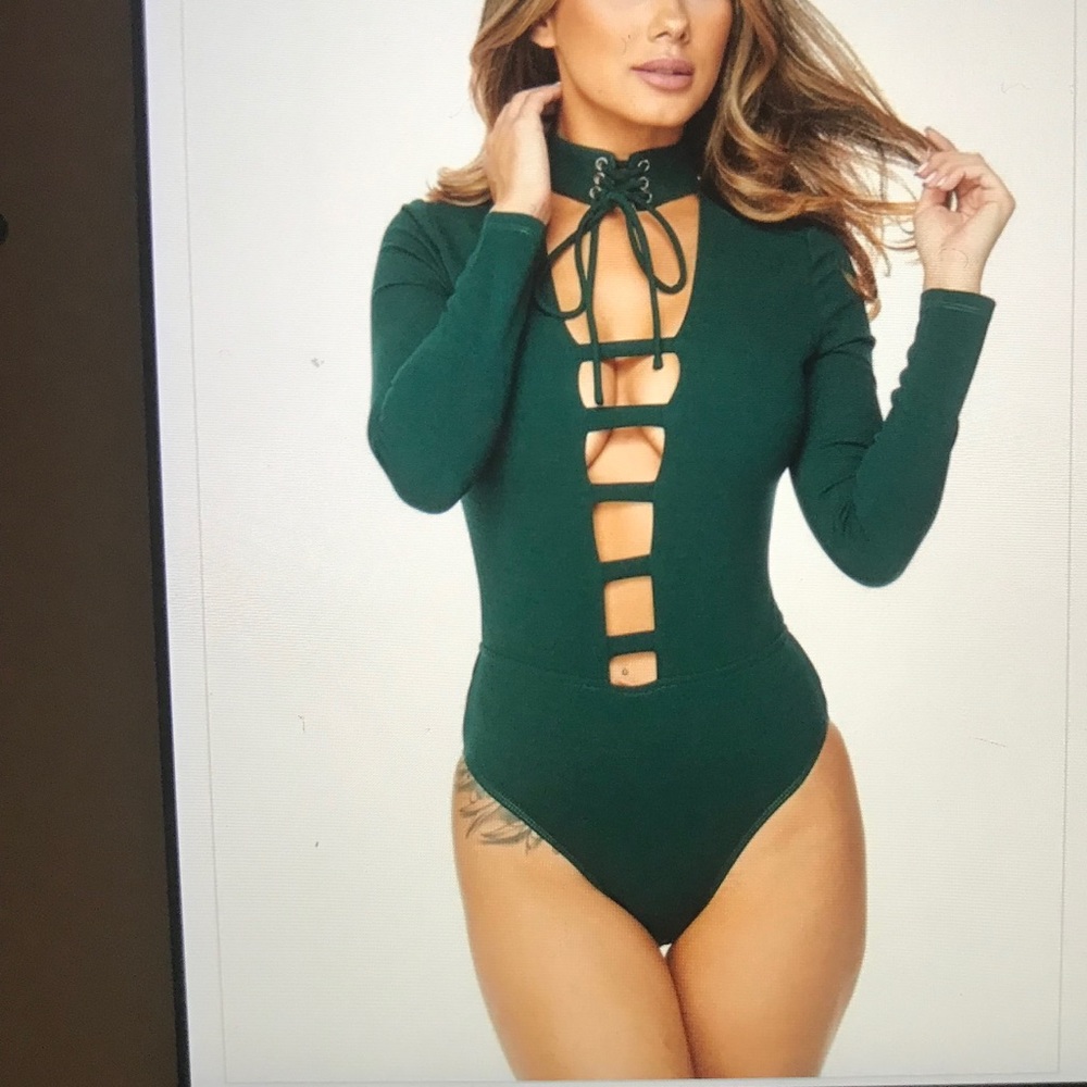 SEALED🤩 LONG SLEEVE CUT OUT CHOCKER BODYSUIT 🔥